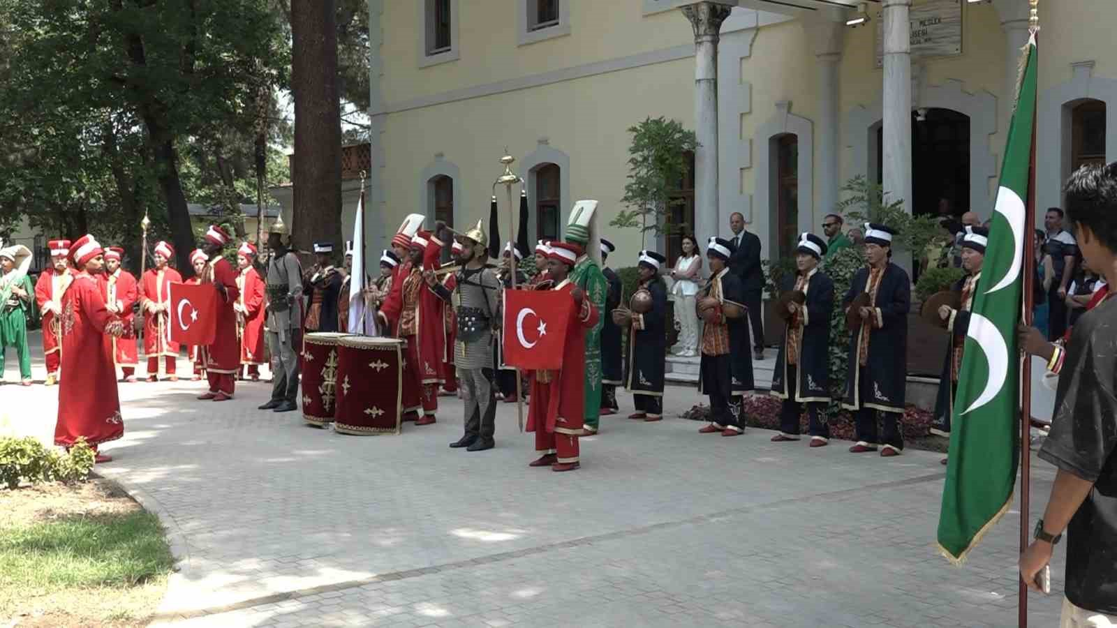 25 ülkeden öğrenciler aynı safta: Mehterle kültür köprüsü kurdular 4 25 ulkeden ogrenciler ayni safta mehterle kultur koprusu kurdular 0