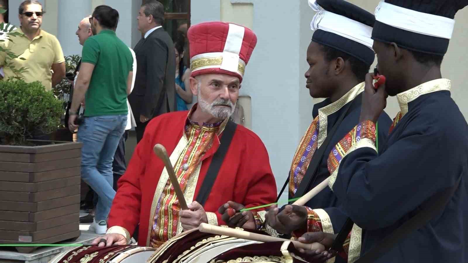 25 ülkeden öğrenciler aynı safta: Mehterle kültür köprüsü kurdular 5 25 ulkeden ogrenciler ayni safta mehterle kultur koprusu kurdular 1 1jDkpSAC