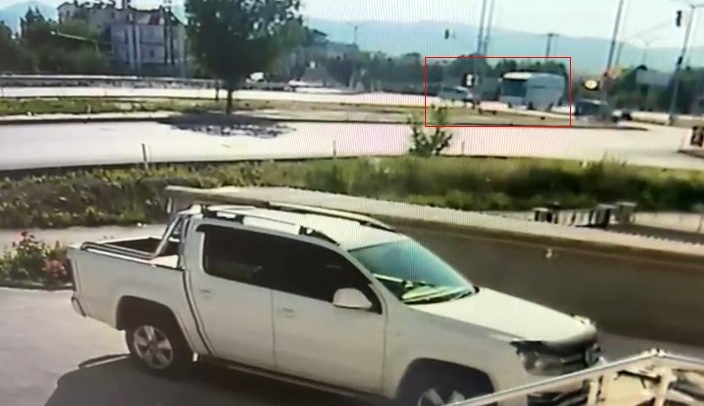 25 yasindaki surucunun hayatini kaybettigi feci kaza ani guvenlik kamerasinda 1
