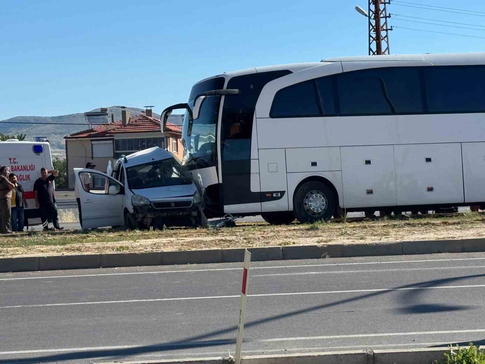 25 yasindaki surucunun hayatini kaybettigi feci kaza ani guvenlik kamerasinda 2