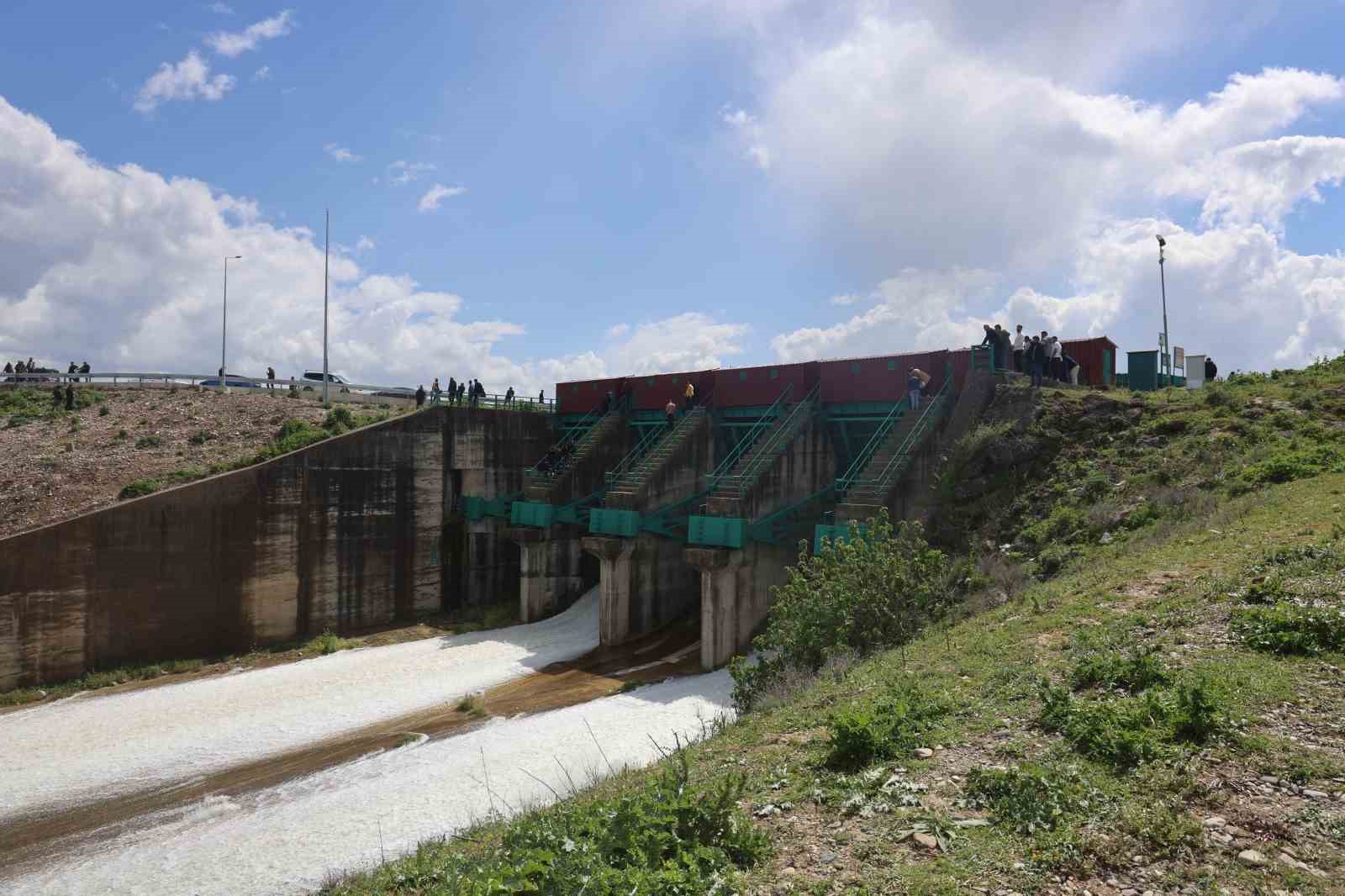 25 yıl sonra gerçekleşen tarihi anlara tanıklık etmek isteyen vatandaşlar, baraj kapaklarının açıldığı anları meraklı gözlerle izledi 7 25 yil sonra gerceklesen tarihi anlara taniklik etmek isteyen vatandaslar baraj kapaklarinin acildigi anlari 8ahWeaMs