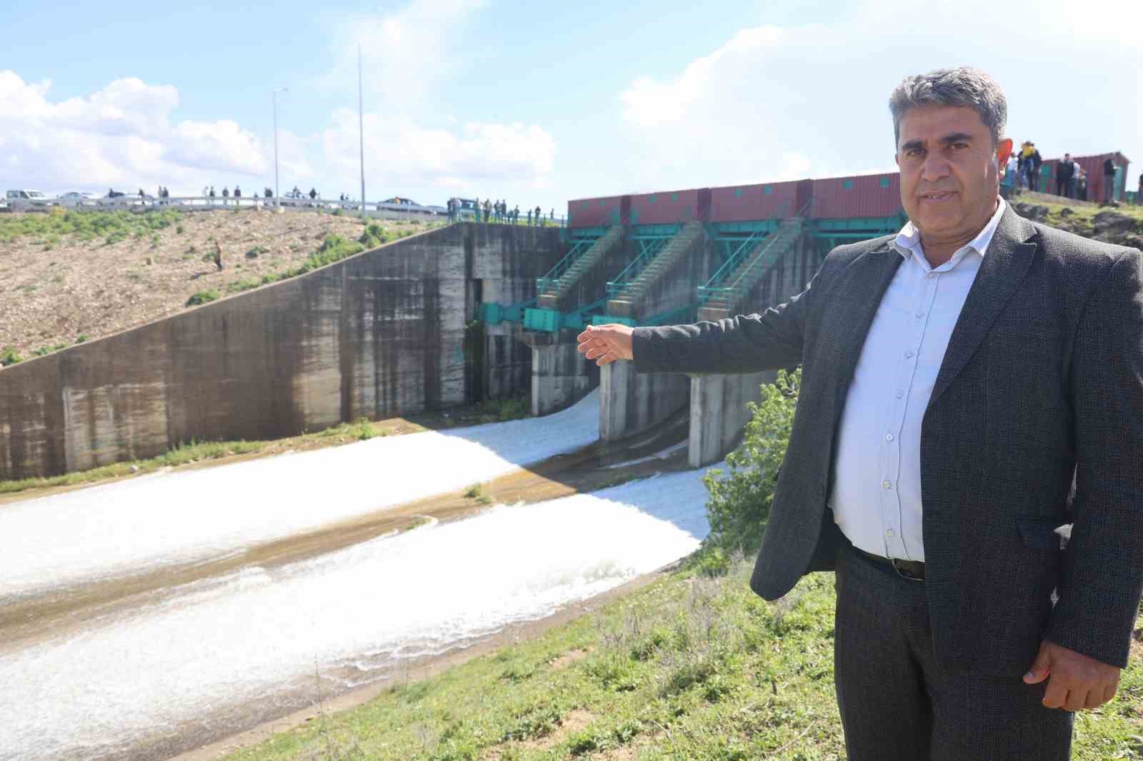 25 yıl sonra gerçekleşen tarihi anlara tanıklık etmek isteyen vatandaşlar, baraj kapaklarının açıldığı anları meraklı gözlerle izledi 11 25 yil sonra gerceklesen tarihi anlara taniklik etmek isteyen vatandaslar baraj kapaklarinin acildigi anlari WGTgwXDn