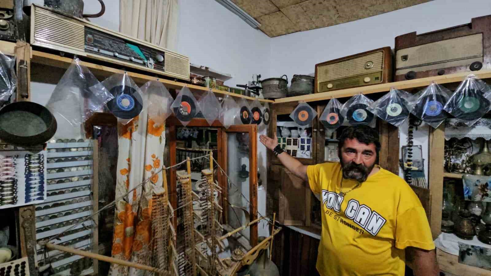 25 yildir antika biriktirerek gecmisin izlerini gunumuze tasiyor 0 JLfYJq9O