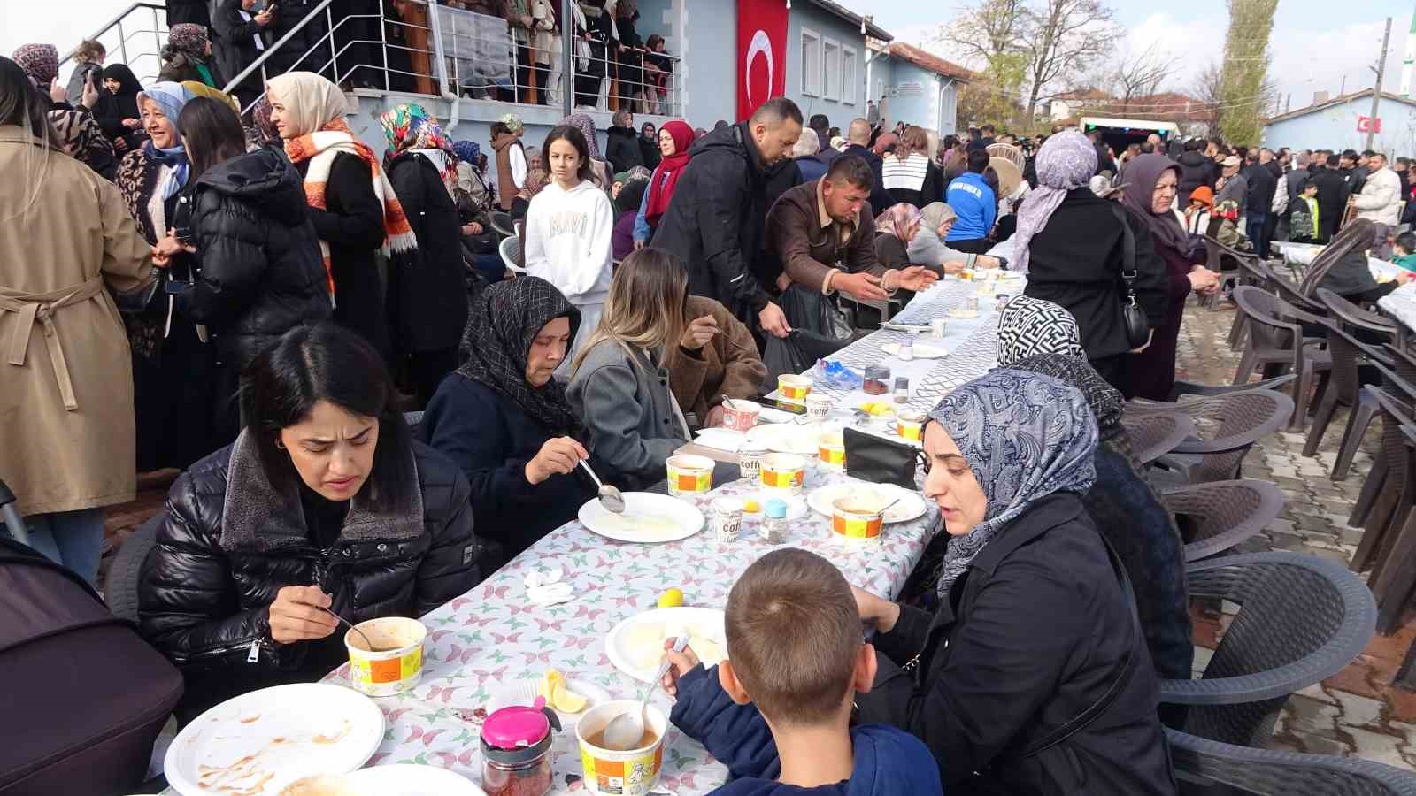 250 tepsi hamur dokuldu 5 kazan arabasi corbasi birlik beraberlik icin kaynadi 1 ULzivIMh