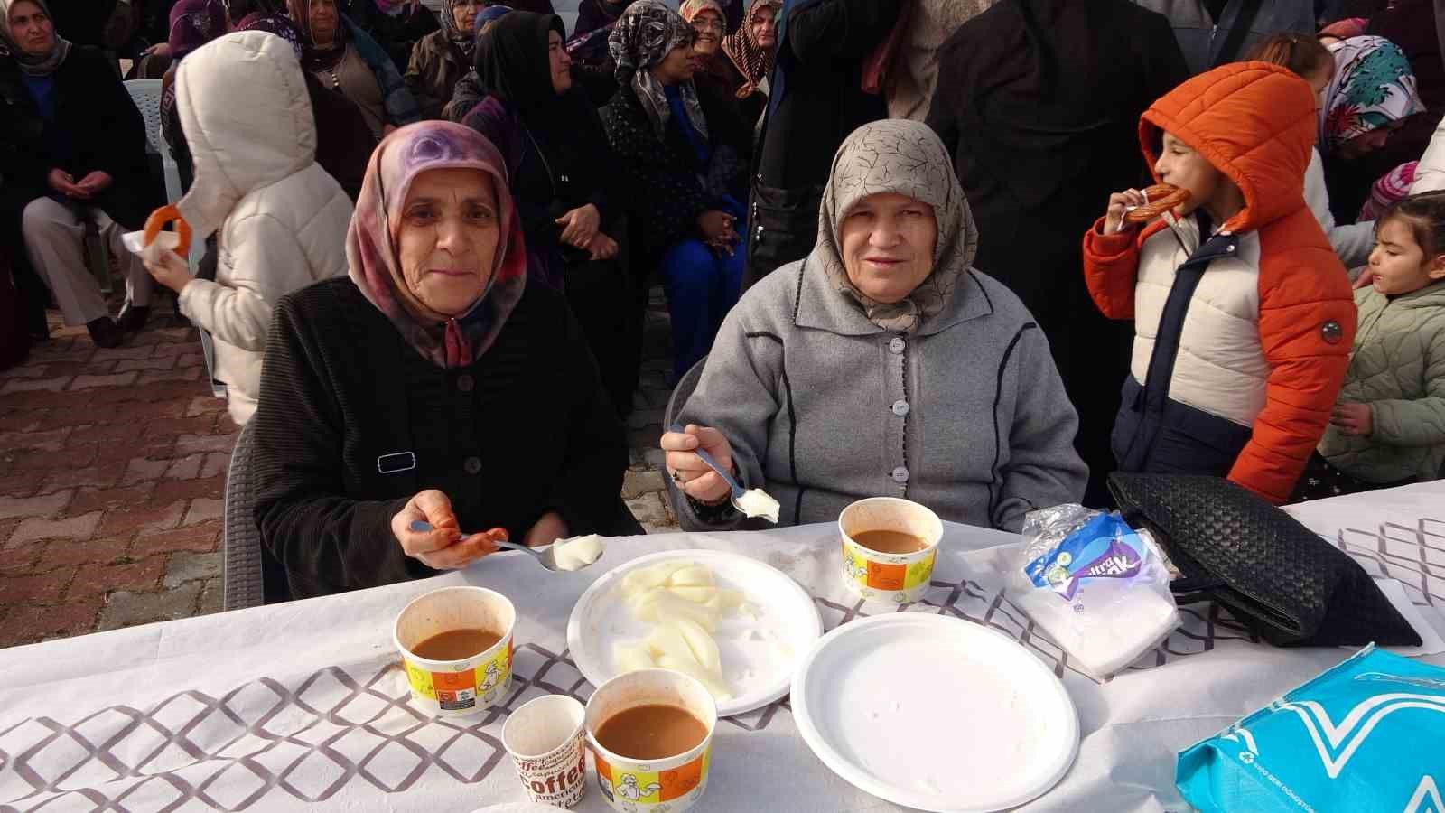 250 tepsi hamur dokuldu 5 kazan arabasi corbasi birlik beraberlik icin kaynadi 2 tmgk6ybp