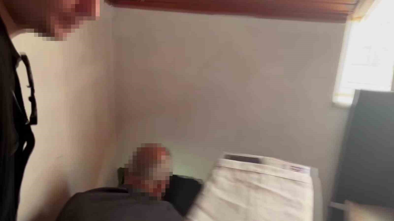 26 yil hapis cezasi bulunan kadin duvari delip olusturdugu gizli bolmede yakalandi 1 NJJaz4ph