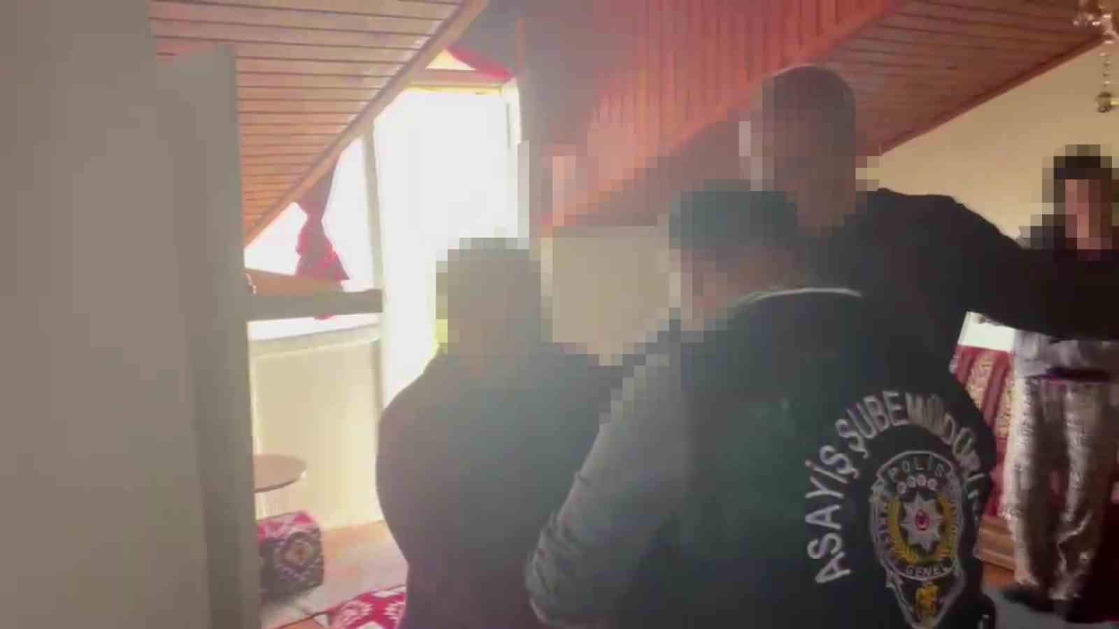 26 yil hapis cezasi bulunan kadin duvari delip olusturdugu gizli bolmede yakalandi 2 b3iJHi4R