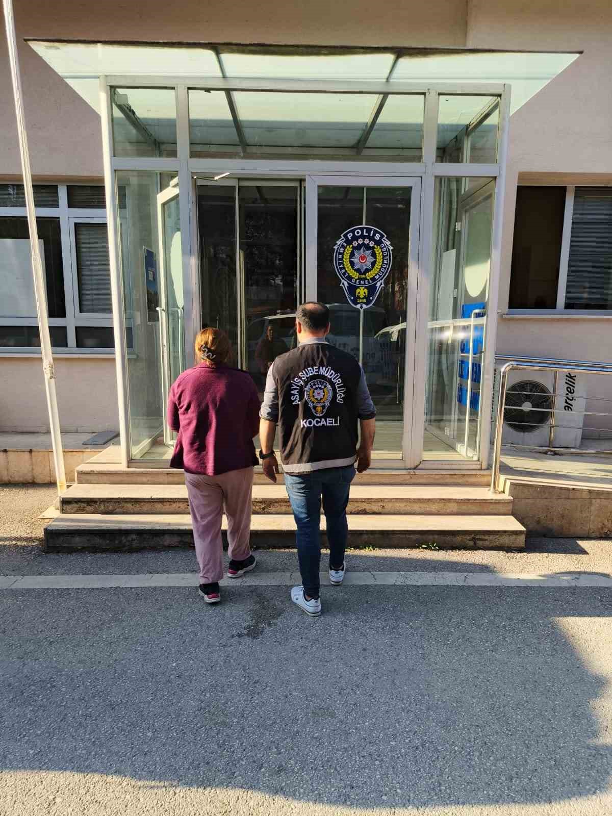 26 yil hapis cezasi bulunan kadin duvari delip olusturdugu gizli bolmede yakalandi 3 FRJeJcbg