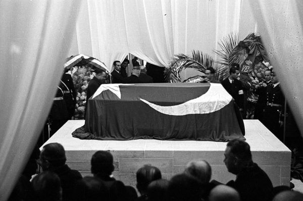 Mustafa Kemal Atatürk’ü, ebediyete uğurladığımız günün yıl dönümünde, derin bir saygı, minnet ve özlemle anıyoruz.