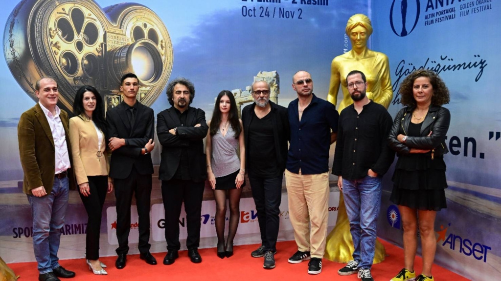 Tavşan İmparatorluğu Filmiyle Parlayan Bir Hikâye! Çobanlıktan Sinemaya Uzanan Alpay Kaya’nın Yolculuğu 15 Tavşan İmparatorluğu Filmi Ne Zaman Vizyona Giriyor?