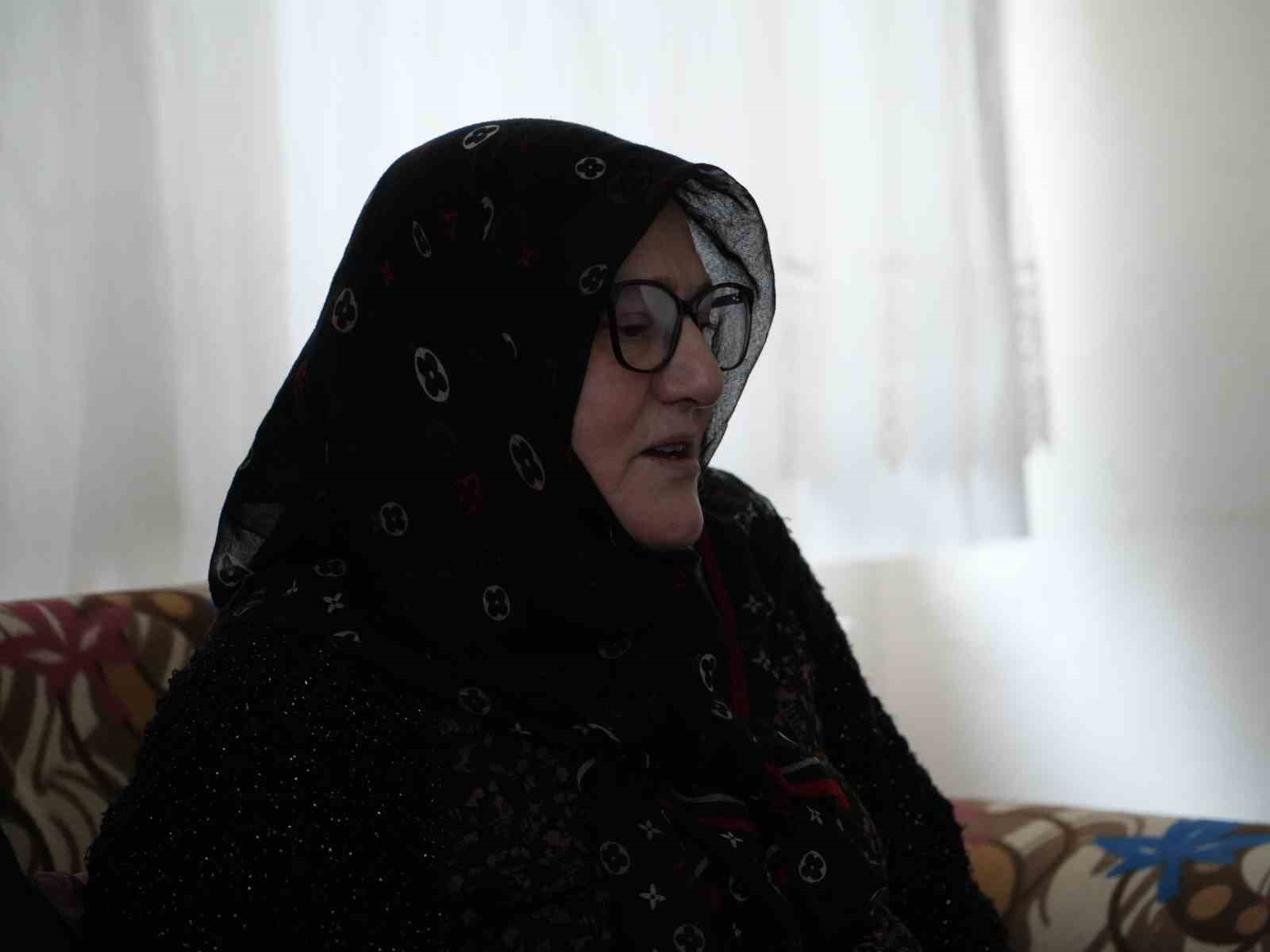 28 subatta basortusu sebebiyle meslegini birakmak zorunda kalan emekli ogretmen o karanlik gunleri anlatti GLTk1AgS