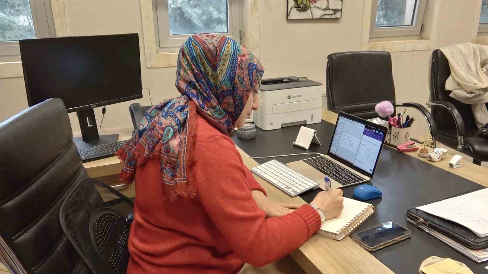28 subatta basortusu yasagi nedeni ile kibrisa gidip universite okudu bugun universitede ders veriyor Fk2CkKAn