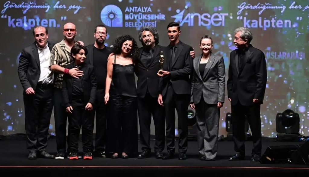 Tavşan İmparatorluğu Filmiyle Parlayan Bir Hikâye! Çobanlıktan Sinemaya Uzanan Alpay Kaya’nın Yolculuğu 14 Tavşan İmparatorluğu Filmi Hangi Ödülleri Kazandı?