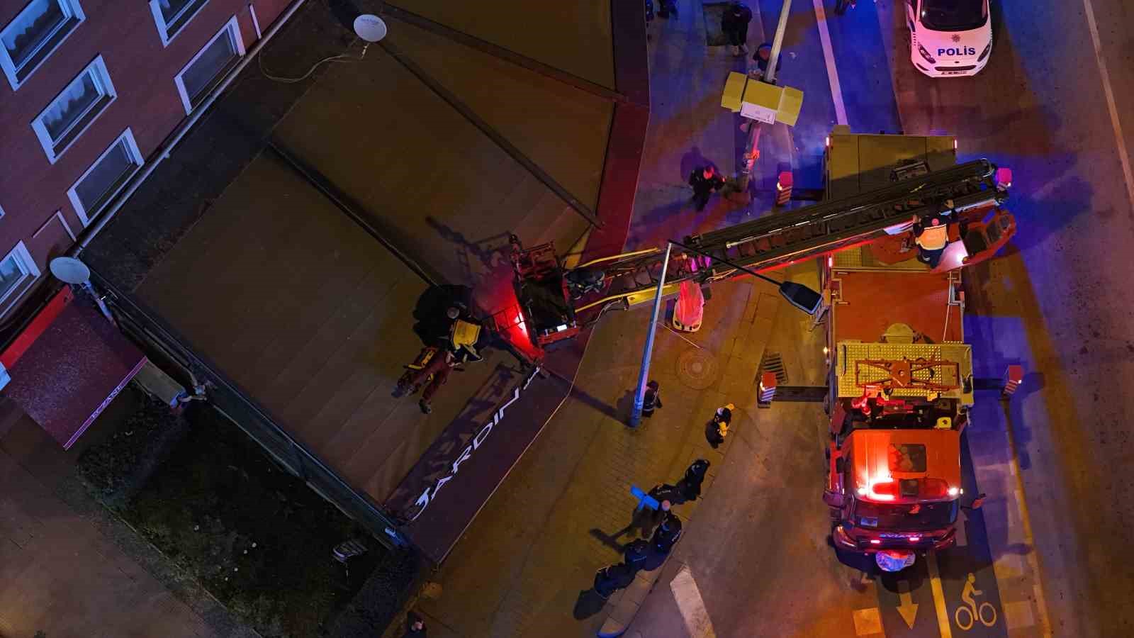 2nci kattan kafenin tentesine dusen sahsi itfaiye asagiya indirdi 0 UYwpOuJW