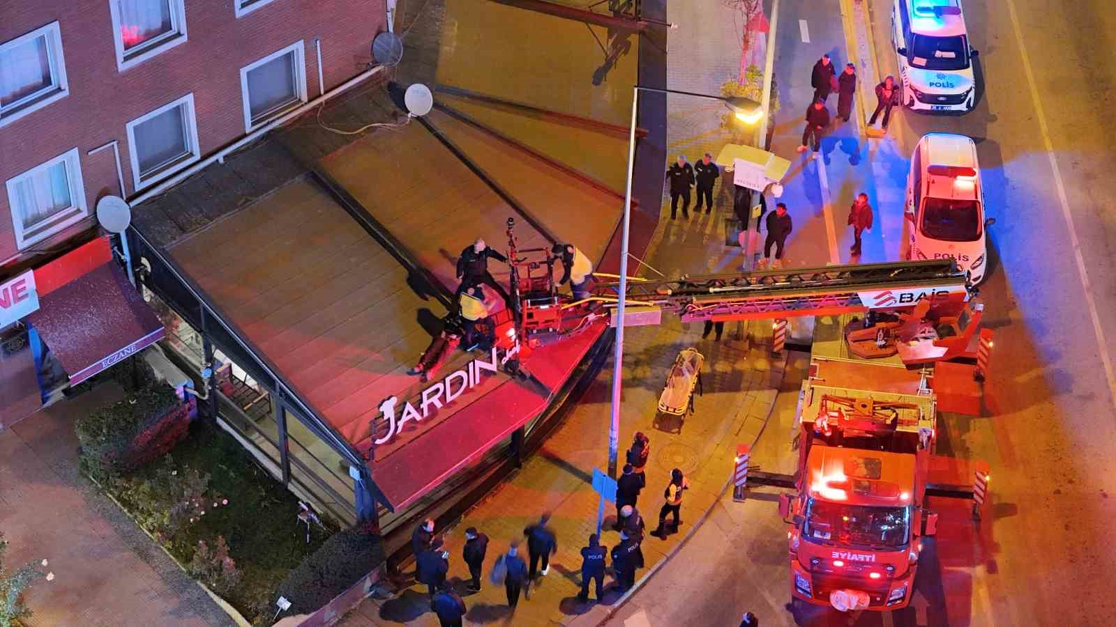 2nci kattan kafenin tentesine dusen sahsi itfaiye asagiya indirdi 1 Zs7DSDiW