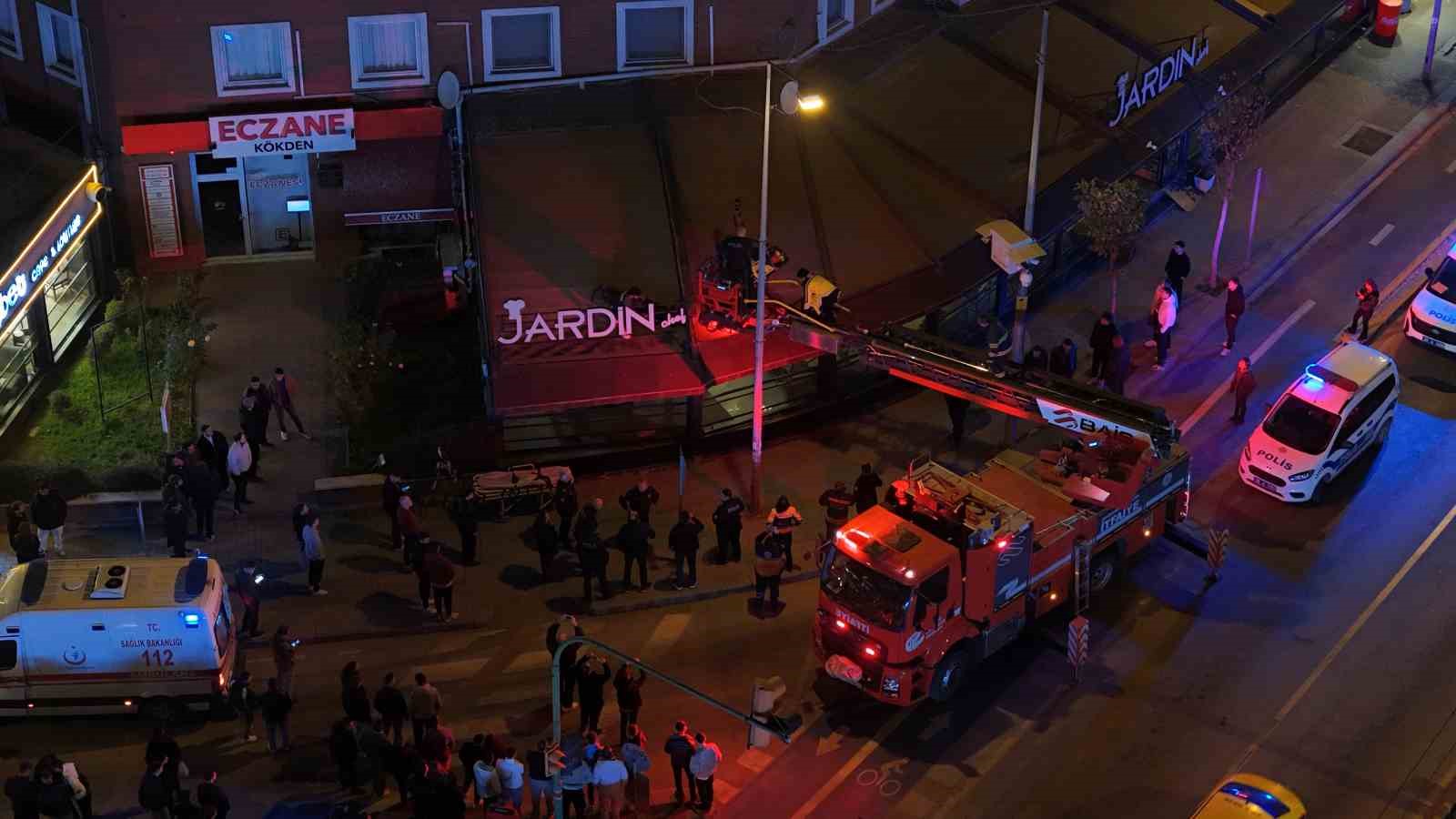 2nci kattan kafenin tentesine dusen sahsi itfaiye asagiya indirdi 2 gPeNQOr6