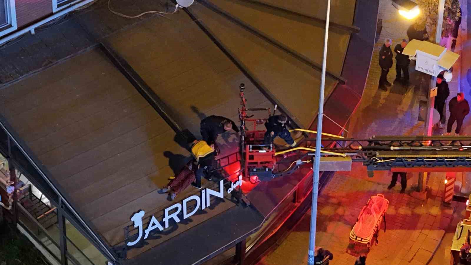 2nci kattan kafenin tentesine dusen sahsi itfaiye asagiya indirdi 3 EUsBEqKJ