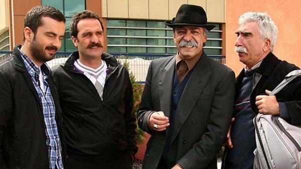 Akasya Durağı ne zaman başlıyor? Fenomen dizi için geri dönüş iddiası gündemde! 6 Akasya Durağı yeniden mi çekiliyor?