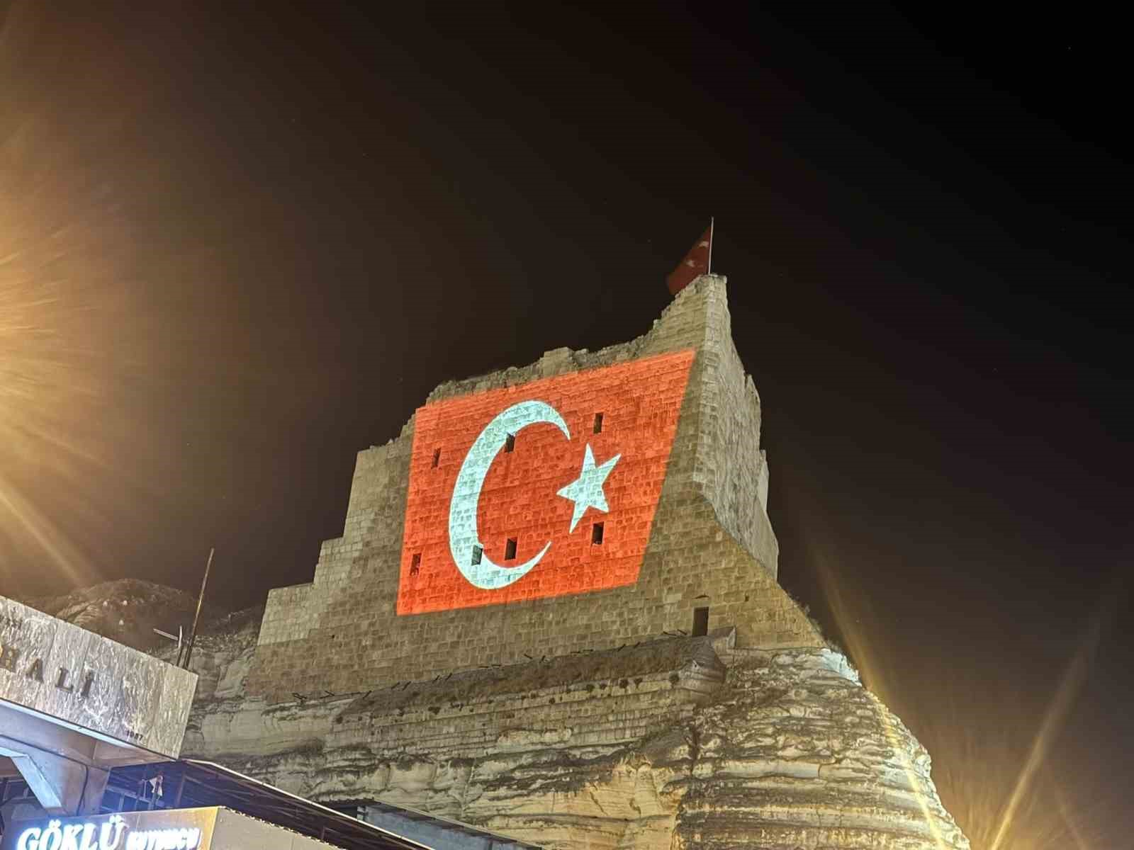 3 bin yillik birecik kalesinde 15 temmuza ozel isik gosterisi 3