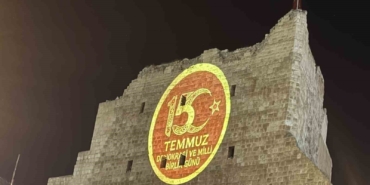 3-bin-yillik-birecik-kalesinde-15-temmuza-ozel-isik-gosterisi-wFfRSUqT.jpg