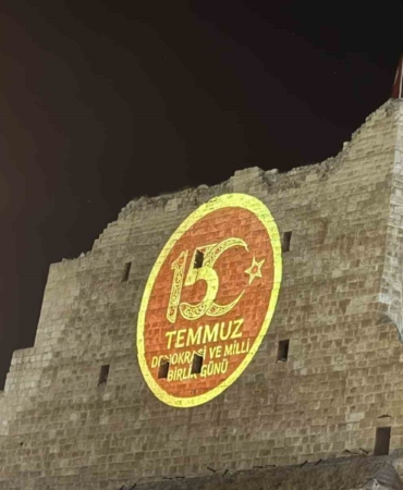3-bin-yillik-birecik-kalesinde-15-temmuza-ozel-isik-gosterisi-wFfRSUqT.jpg