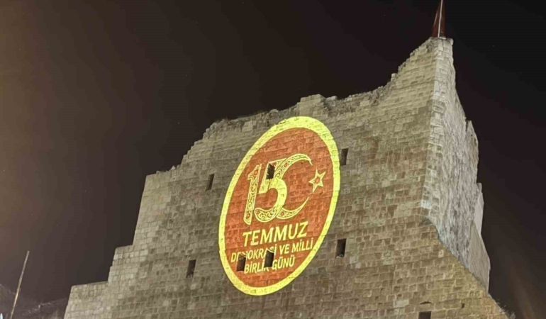 3-bin-yillik-birecik-kalesinde-15-temmuza-ozel-isik-gosterisi-wFfRSUqT.jpg
