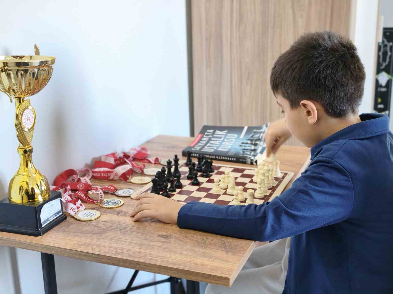 3 bucuk yasinda piyano calmaya basladi 8 yasinda satrancta 3 sampiyonluk yasadi 4 UiWdv8uK