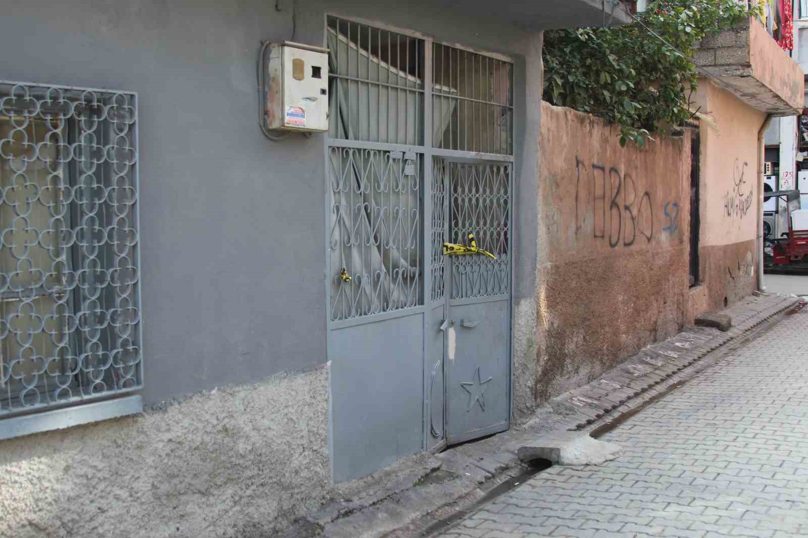 3 cocuk annesi esini bicaklayarak oldurdu basinda aglayip teslim oldu 0 4VayuPAu