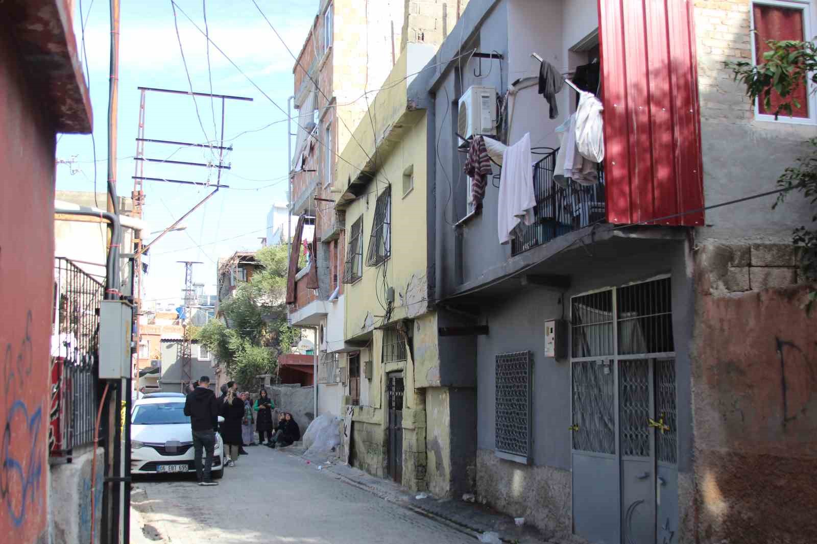 3 cocuk annesi esini bicaklayarak oldurdu basinda aglayip teslim oldu 1 Pu9zlZI2
