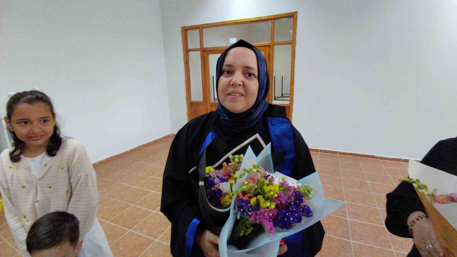 3 cocuk annesi kadin universiteyi okul birincisi olarak bitirdi 0 RqMiTzd8