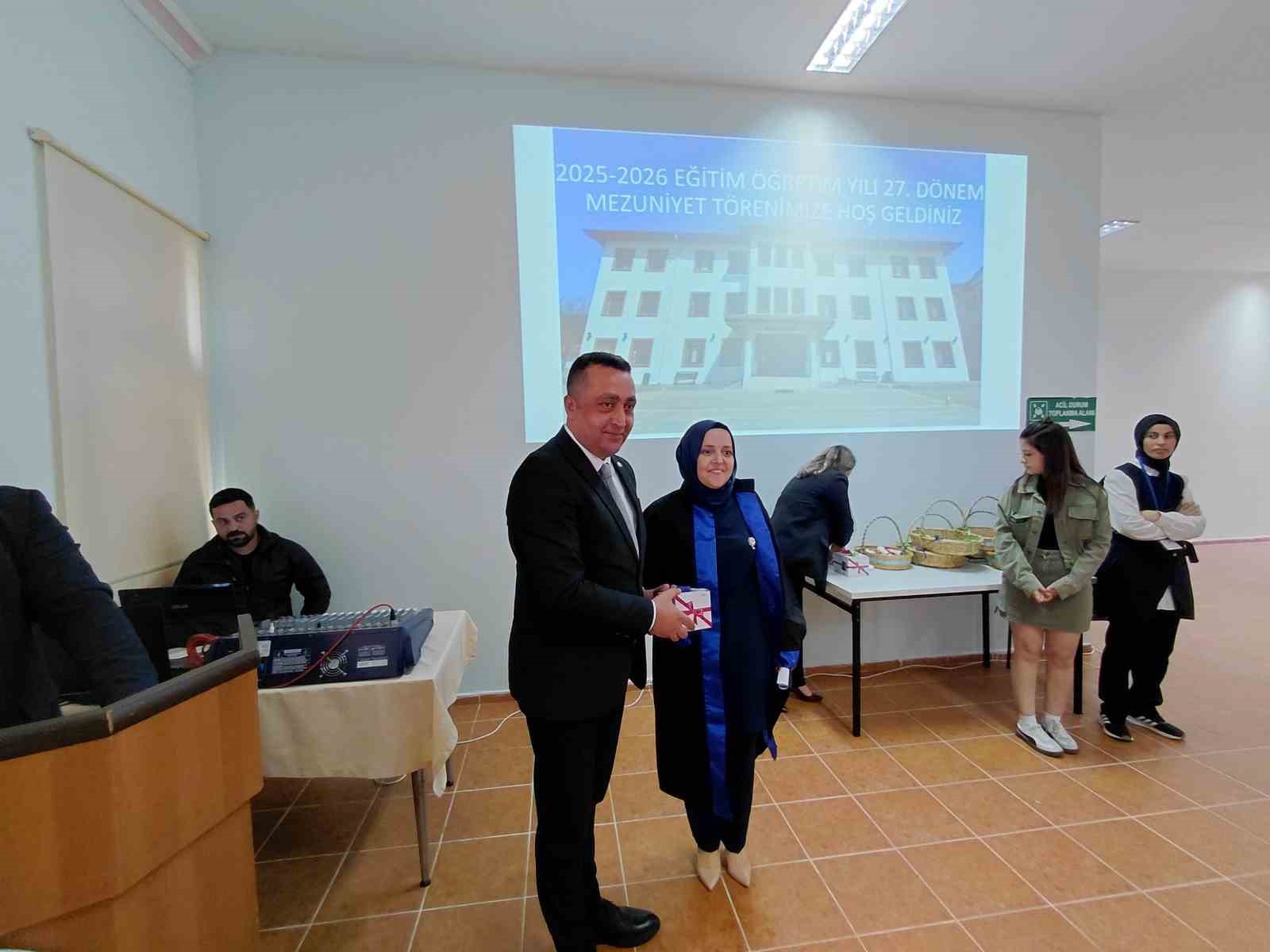 3 cocuk annesi kadin universiteyi okul birincisi olarak bitirdi 3 g9qtycmN