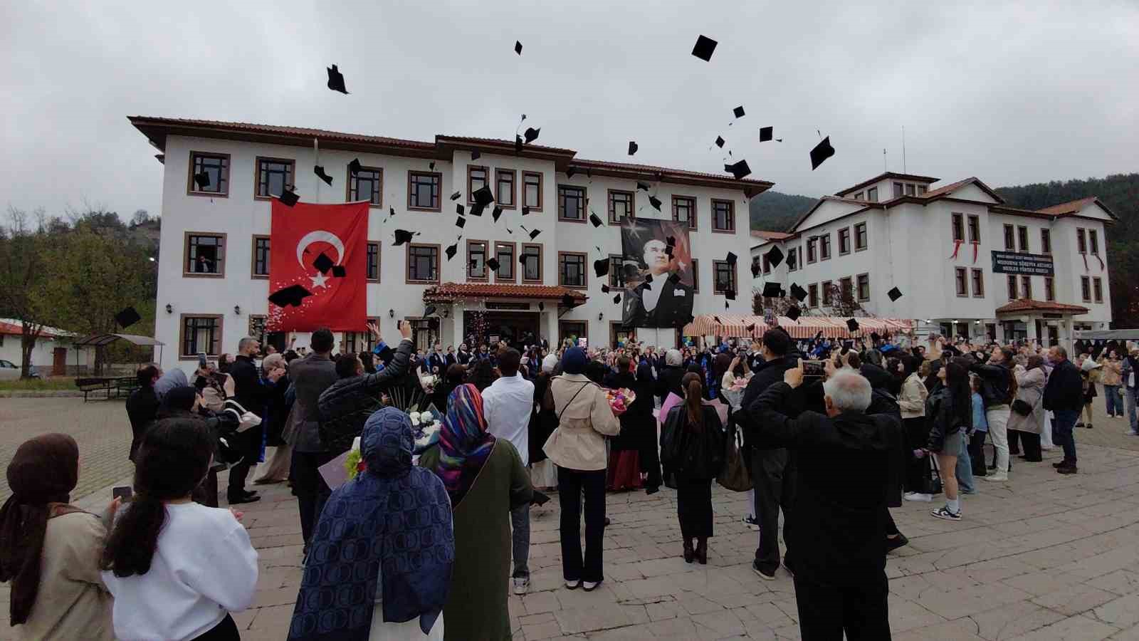 3 cocuk annesi kadin universiteyi okul birincisi olarak bitirdi 4 fOgdSWLe