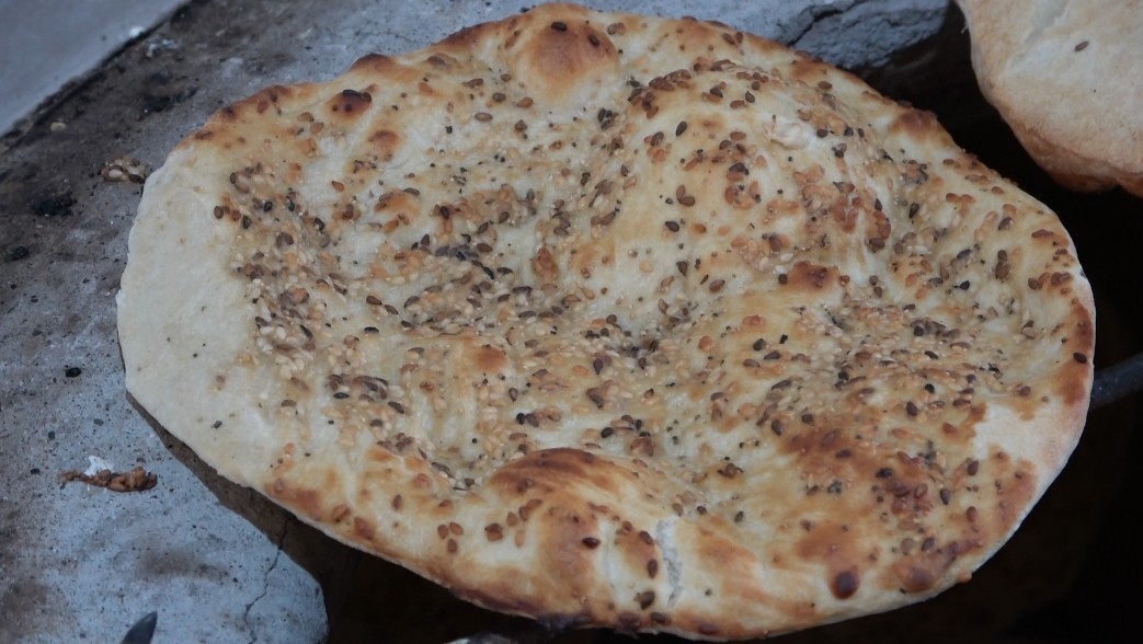 3 cocuk annesi kadin urettigi ekmeklerle aile butcesine katki sagliyor 2 VMOf3m13
