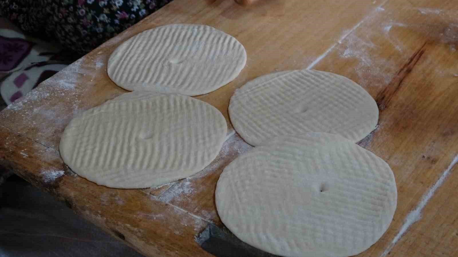 3 cocuk annesi kadin urettigi ekmeklerle aile butcesine katki sagliyor 4 BuImaWdc