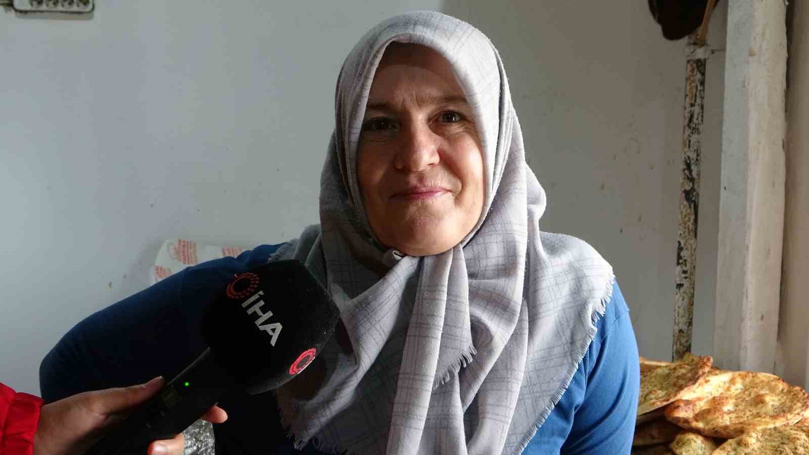 3 cocuk annesi kadin urettigi ekmeklerle aile butcesine katki sagliyor 5 YjVHRC72
