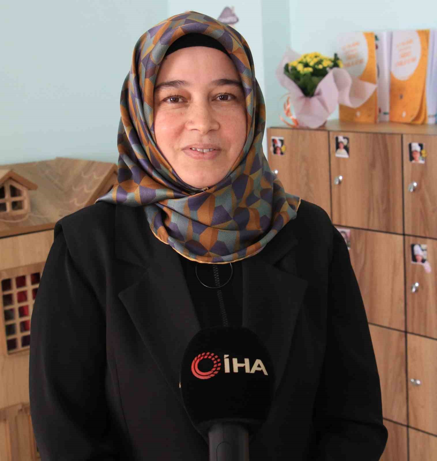 3 çocuk annesinin azmi: Hayvancılıkla uğraşırken çocukların ilk öğretmeni oldu 15 3 cocuk annesinin azmi hayvancilikla ugrasirken cocuklarin ilk ogretmeni oldu 11 prrewlN5