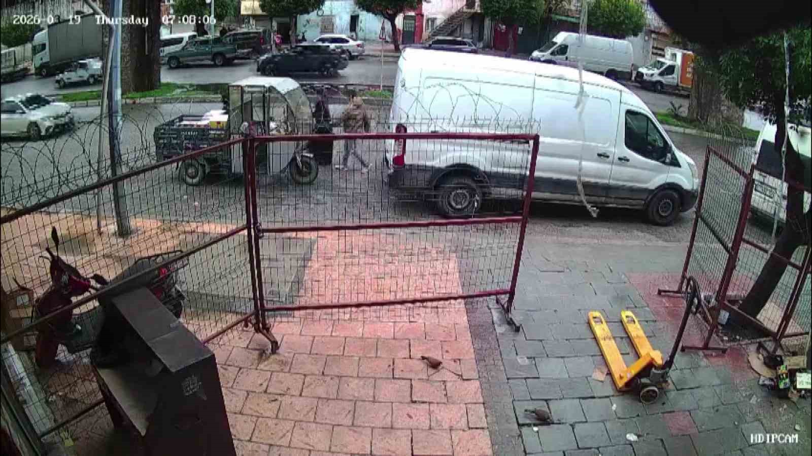 3 kadinin telefonunu yankesicilik yontemiyle caldi ifadesi saskina cevirdi dayanamayip caliyorum 1