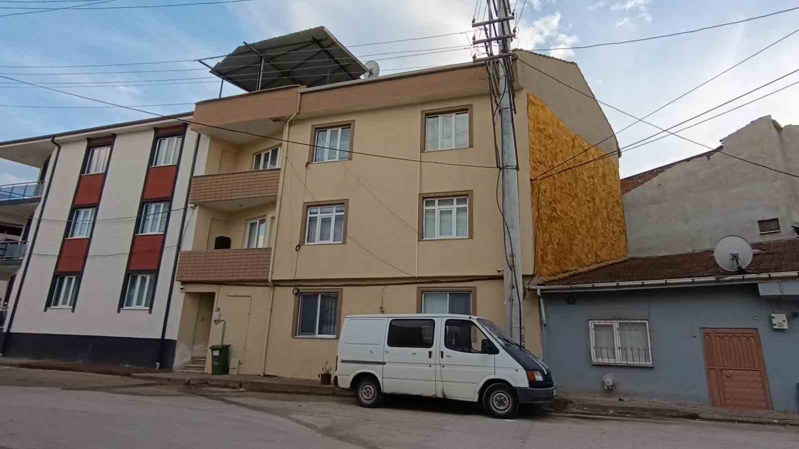 3 kattaki balkondan dusen cocuk yaralandi 3 qeN2jNc5