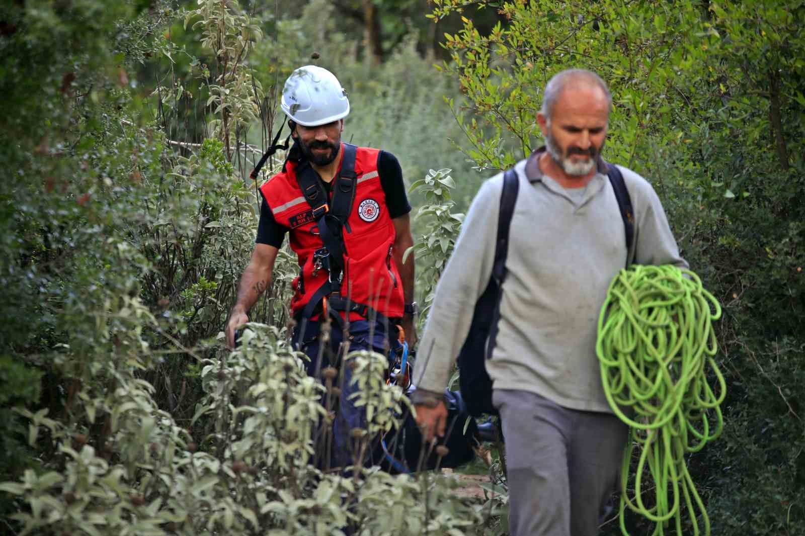 3 kecisini kurtlar yiyen yasli adam mahsur kaldigi ucurumdan kurtarilan son kecisine sarilip doyasiya YqE9uU88