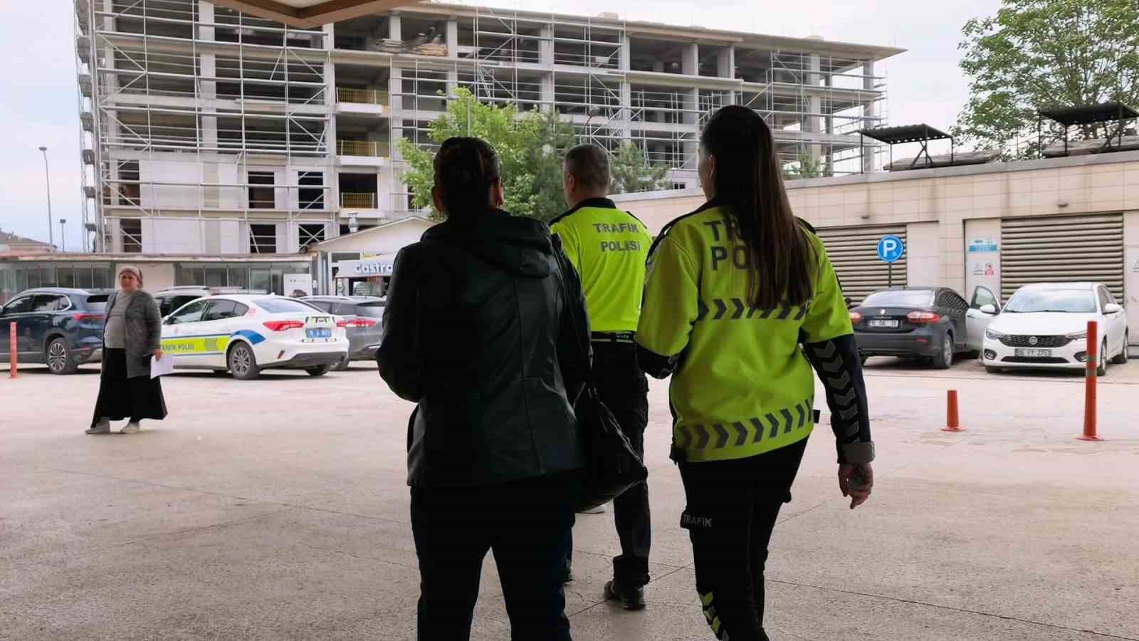 3 kilometre boyunca ters yonde ilerleyen surucuye ceza yagdi 1