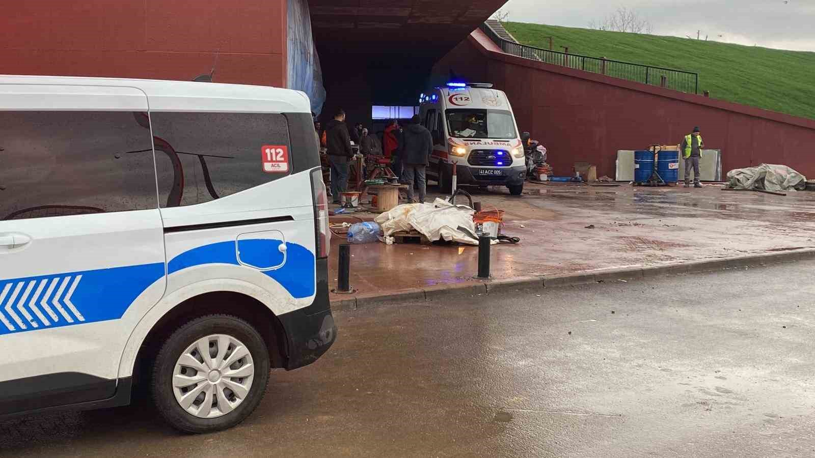 3 metre derinligindeki bos akvaryuma dusen isci yaralandi 2 2fOGVcXa