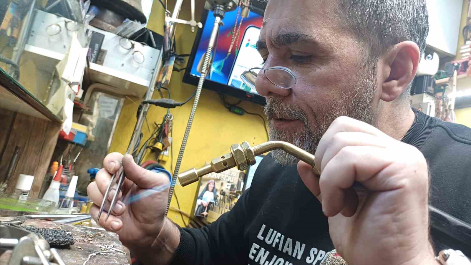 3 metrekarelik dukkanda 40 yildir kuyum ustaligi yapiyor 1 TSOeONHr