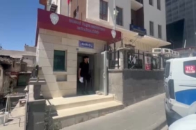 Tartıştığı genci yere yatırıp acımasızca darp ettiler 2 thumbnail