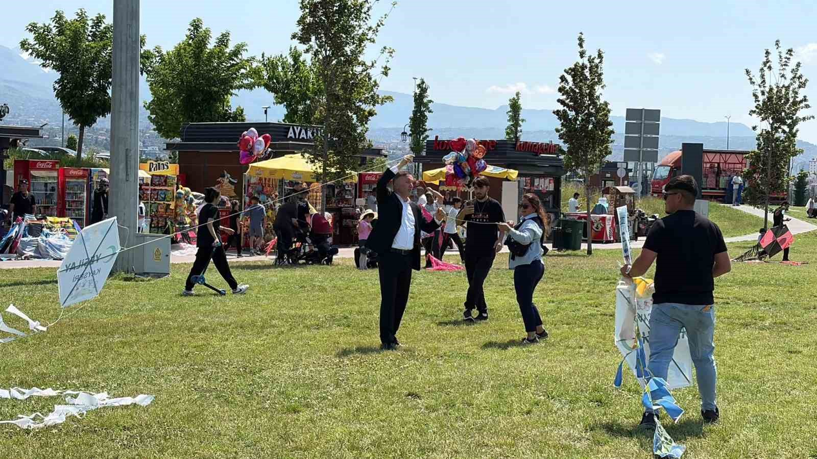 3 ucurtma senliginde gokyuzu renklendi 1 yLuXTGLH
