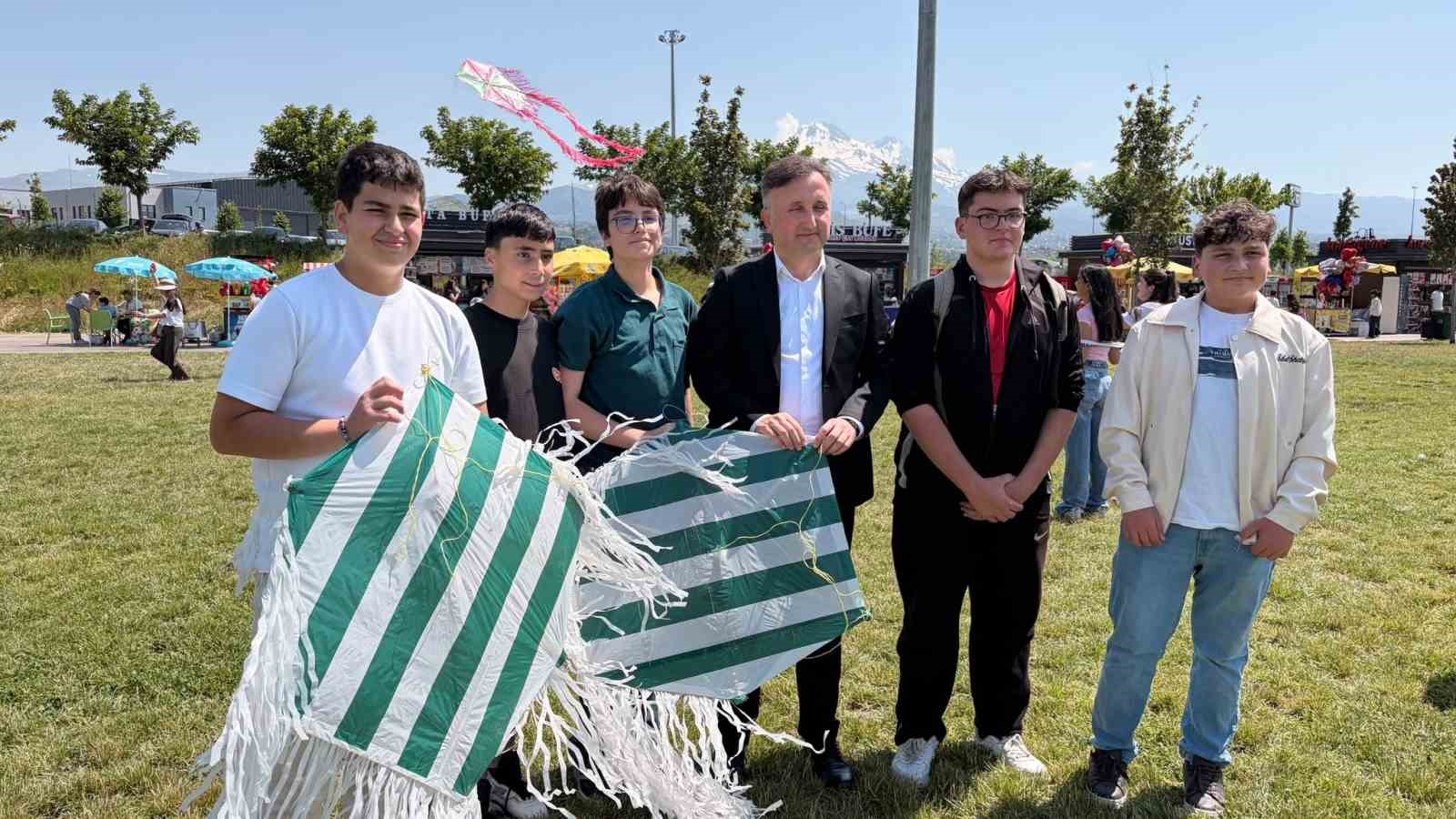 3 ucurtma senliginde gokyuzu renklendi 2