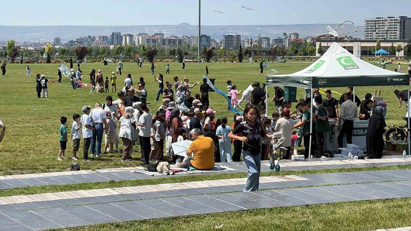 3 ucurtma senliginde gokyuzu renklendi 3 zUYhrnKu