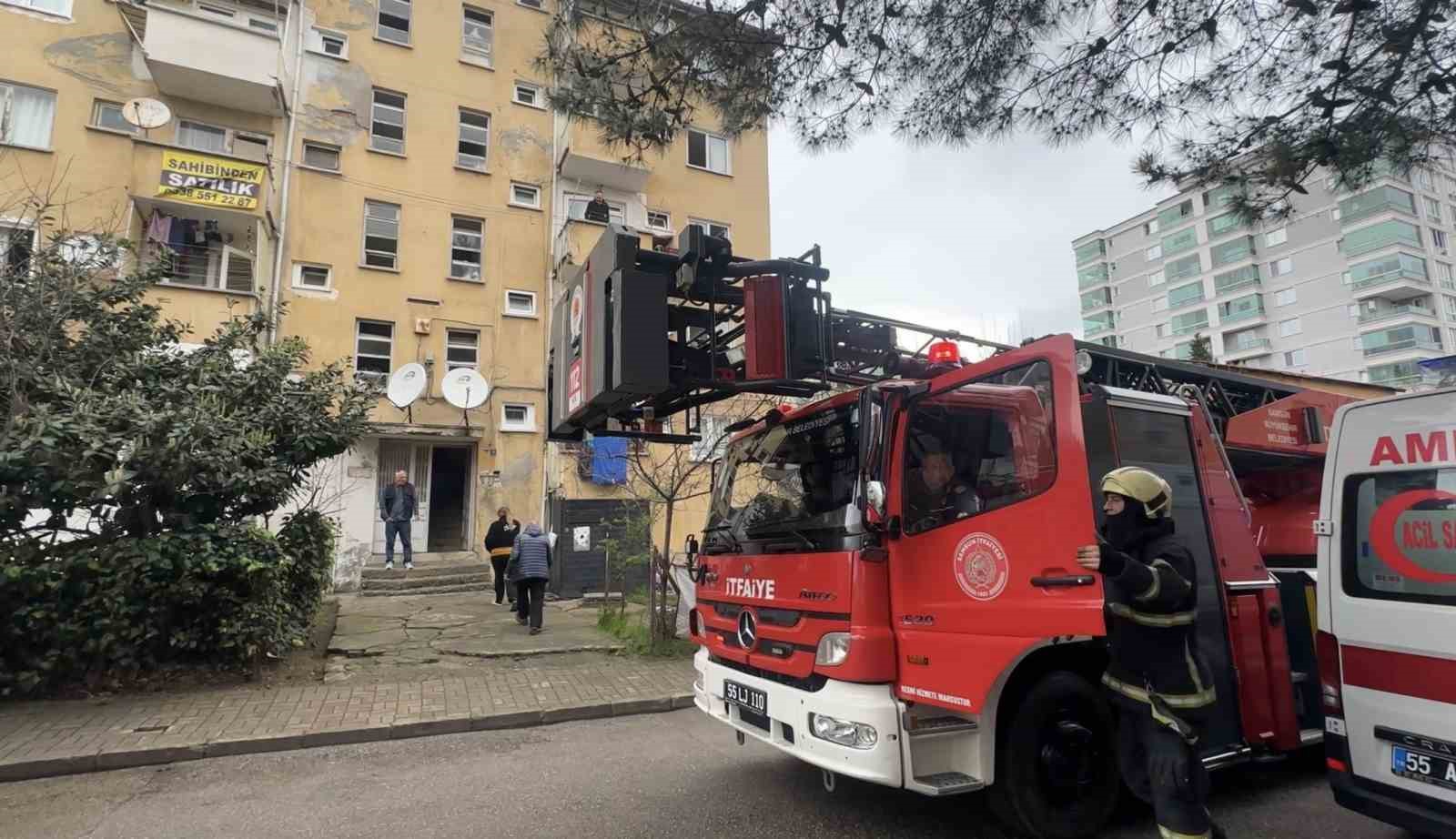 3 yaşındaki çocuğun yaktığı battaniye yangına yol açtı: 3 kişi dumandan etkilendi 4 3 yasindaki cocugun yaktigi battaniye yangina yol acti 3 kisi dumandan etkilendi 0 2IkZjtkZ