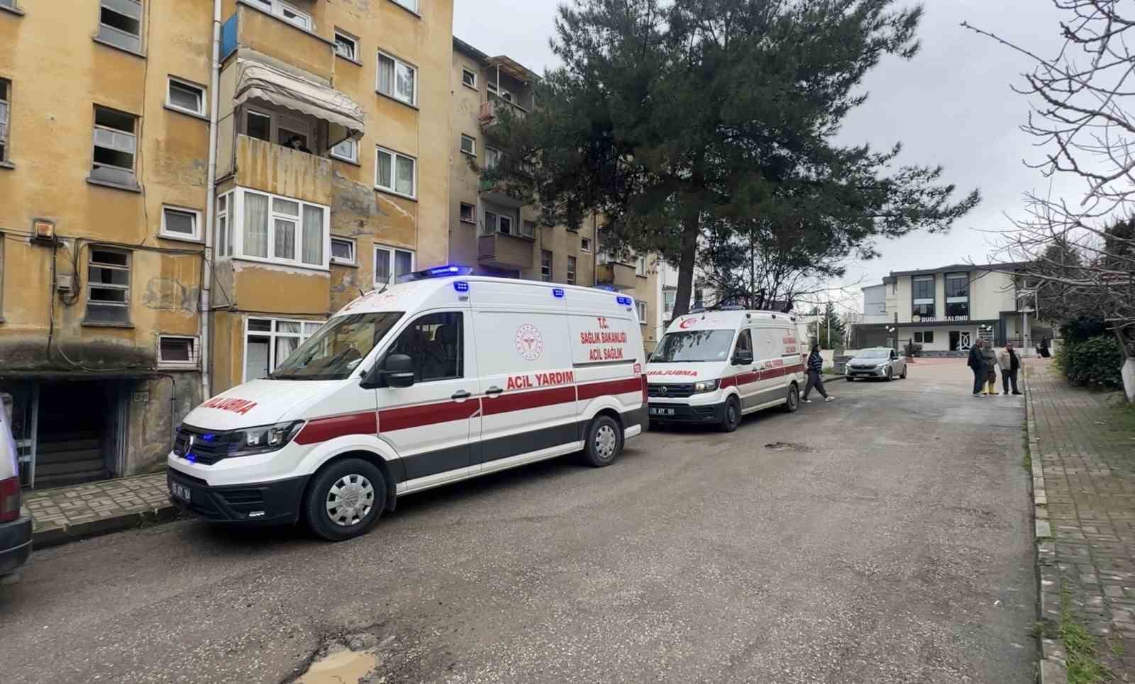 3 yaşındaki çocuğun yaktığı battaniye yangına yol açtı: 3 kişi dumandan etkilendi 5 3 yasindaki cocugun yaktigi battaniye yangina yol acti 3 kisi dumandan etkilendi 1 QjfMB4Az