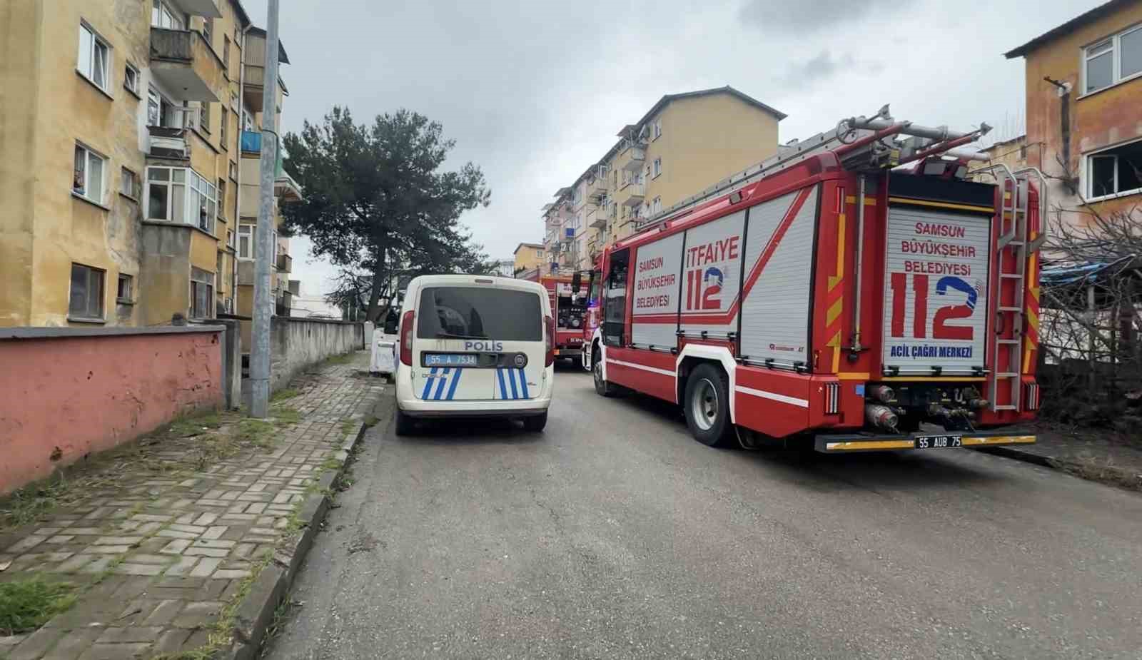 3 yaşındaki çocuğun yaktığı battaniye yangına yol açtı: 3 kişi dumandan etkilendi 6 3 yasindaki cocugun yaktigi battaniye yangina yol acti 3 kisi dumandan etkilendi 2 PR6Ev7db