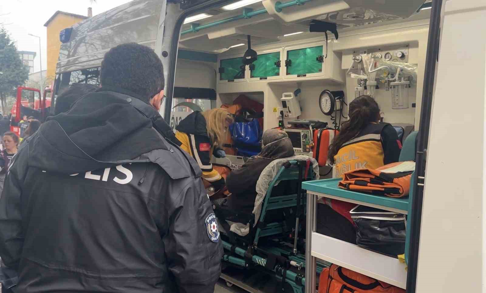 3 yaşındaki çocuğun yaktığı battaniye yangına yol açtı: 3 kişi dumandan etkilendi 7 3 yasindaki cocugun yaktigi battaniye yangina yol acti 3 kisi dumandan etkilendi 3 B6ISndAy